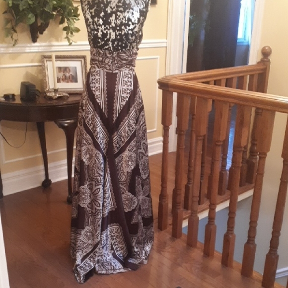 Elegant Black and White Maxi Dress - Picture 6 of 8